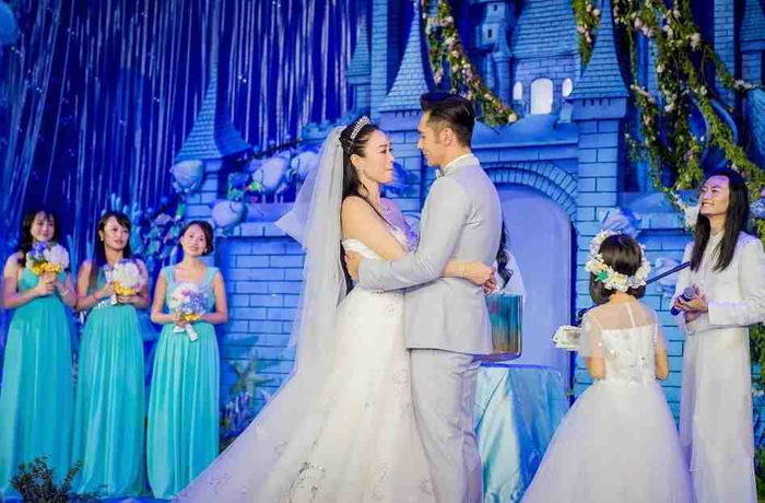 52岁钟丽缇再传婚变!因买50万裙子被老公威胁,张伦硕发怒回应|娱乐负面|节目|凯拉|晚娘|鲜肉_新浪娱乐_新浪新闻