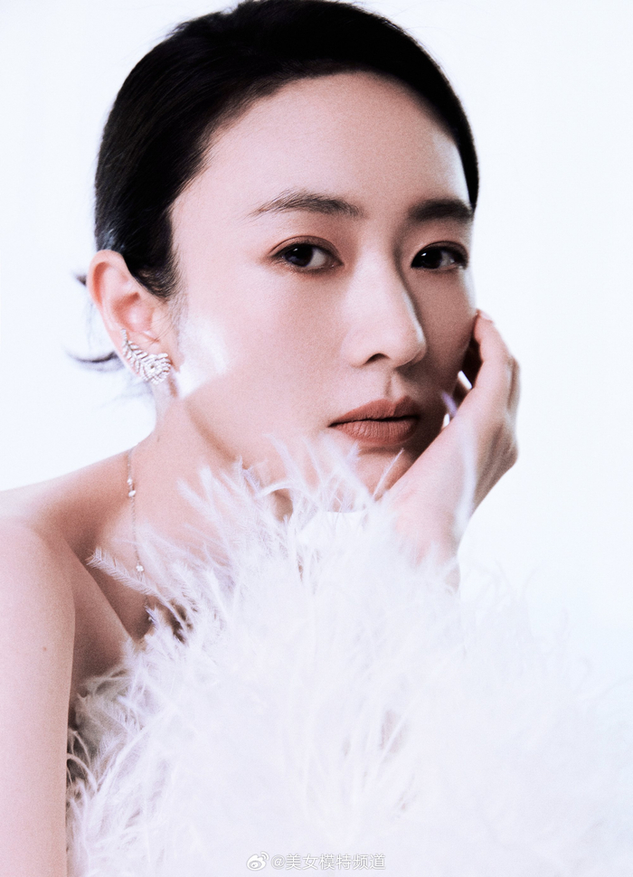 童瑶黑色缎面浪花人鱼裙