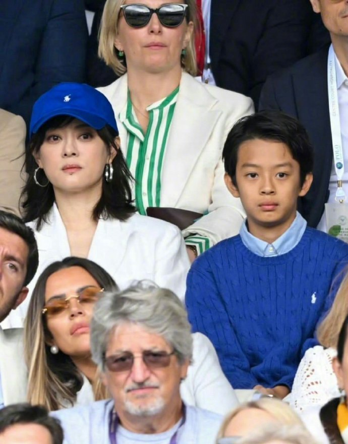 邓超孙俪带等等小花去看温网决赛了,一家四口好幸福啊