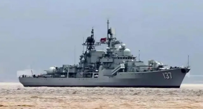 当年,中国海军从俄罗斯引进和装备了2艘956e型驱逐舰136"杭州"舰和137