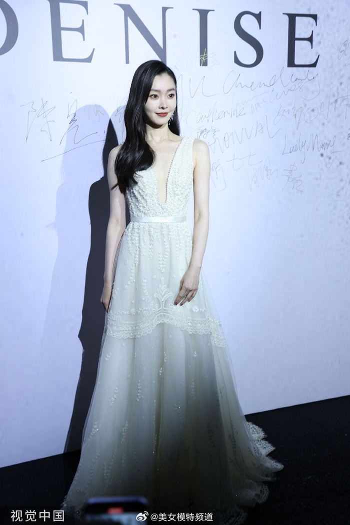 宋轶纯白礼服造型亮相活动 皮肤发光气质温婉__财经头条