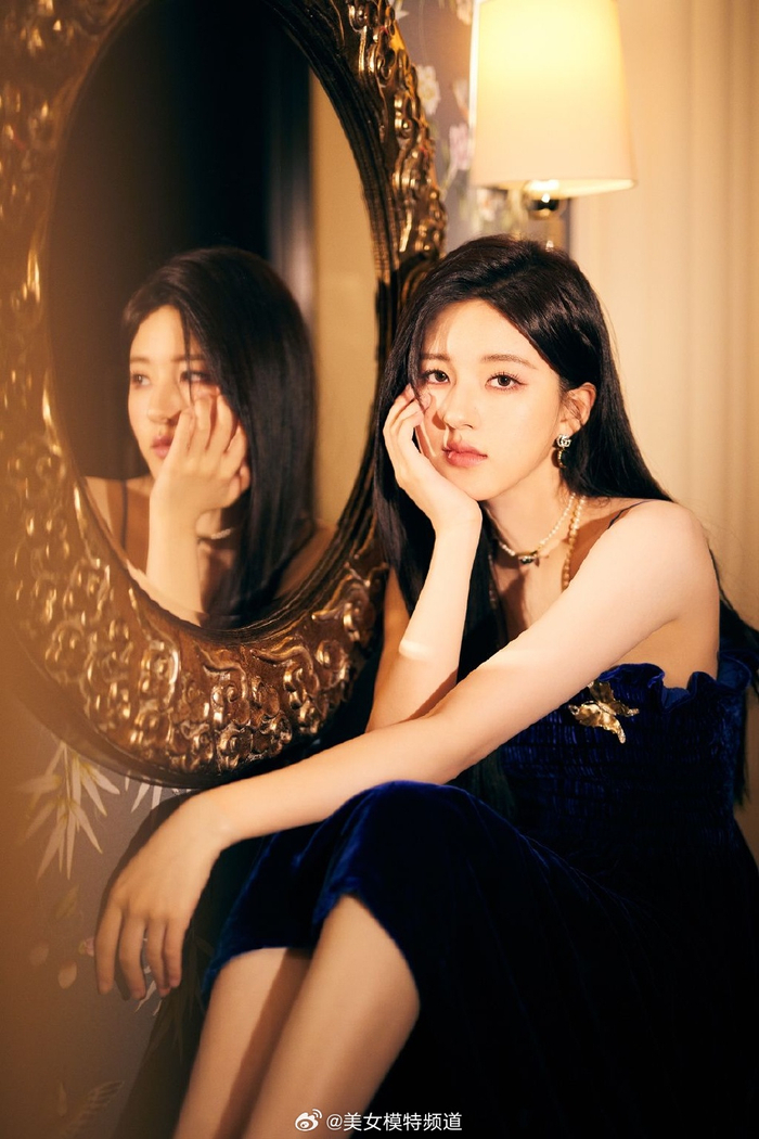 赵露思穿丝绒裙秀香肩锁骨对镜沉思复古优雅