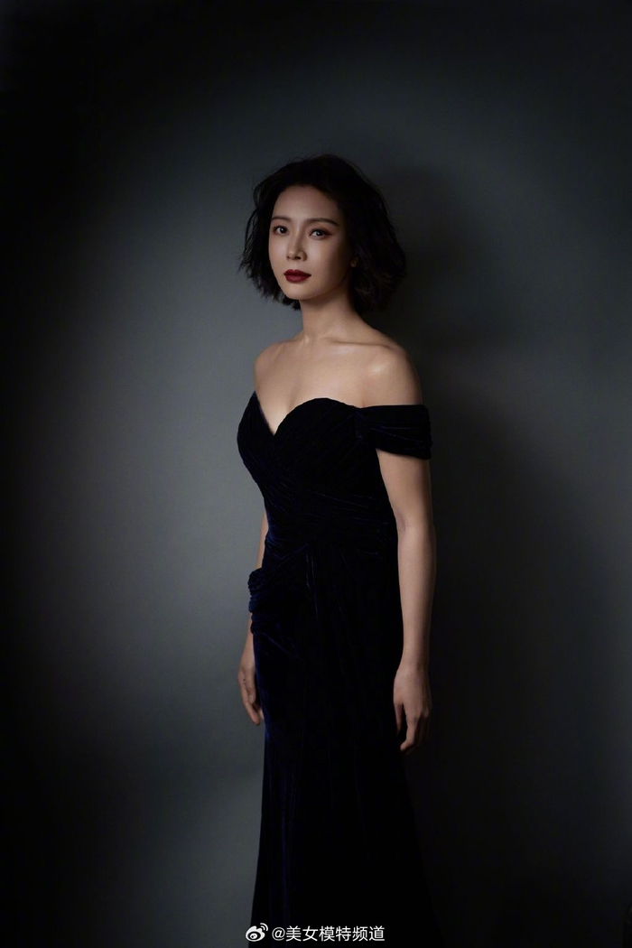 陈数一袭黑色抹胸开衩长裙大秀好身材__财经头条