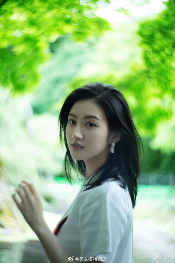 景甜白t恤搭丹宁清爽干净 置身盎然绿意中美得刚刚好