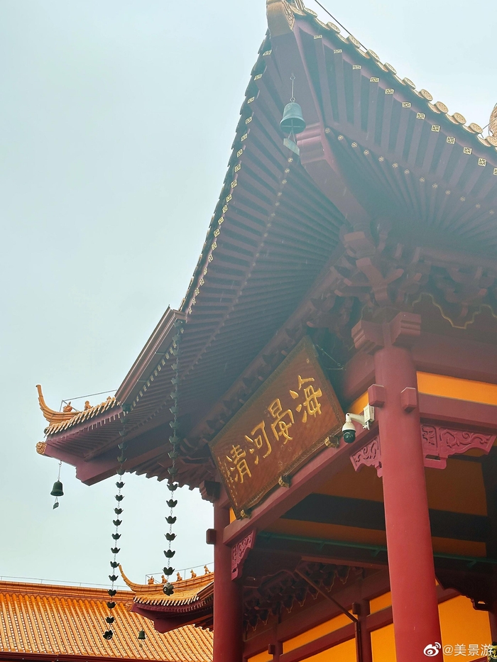 清晨入古寺,初日照高林。 竹径通幽处,禅房花木深