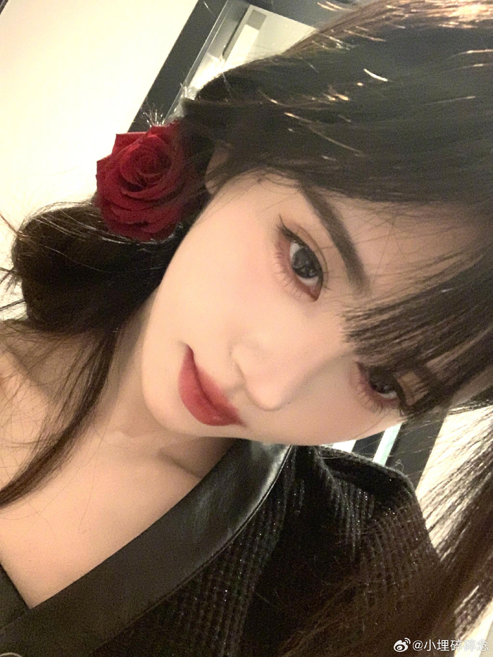 小鞠的每次妆造都很出圈,今天好像一支酷酷的玫瑰