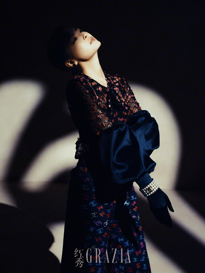 红秀grazia三月刊大片释出明暗忽动下一袭黑白圆扣格纹裙