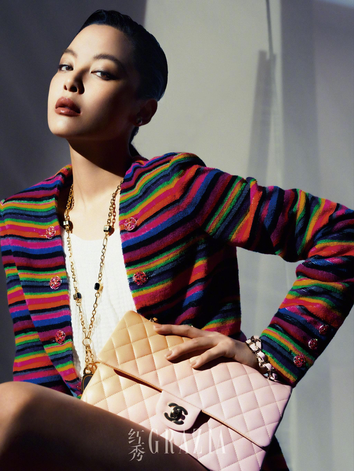 红秀grazia三月刊大片释出明暗忽动下一袭黑白圆扣格纹裙