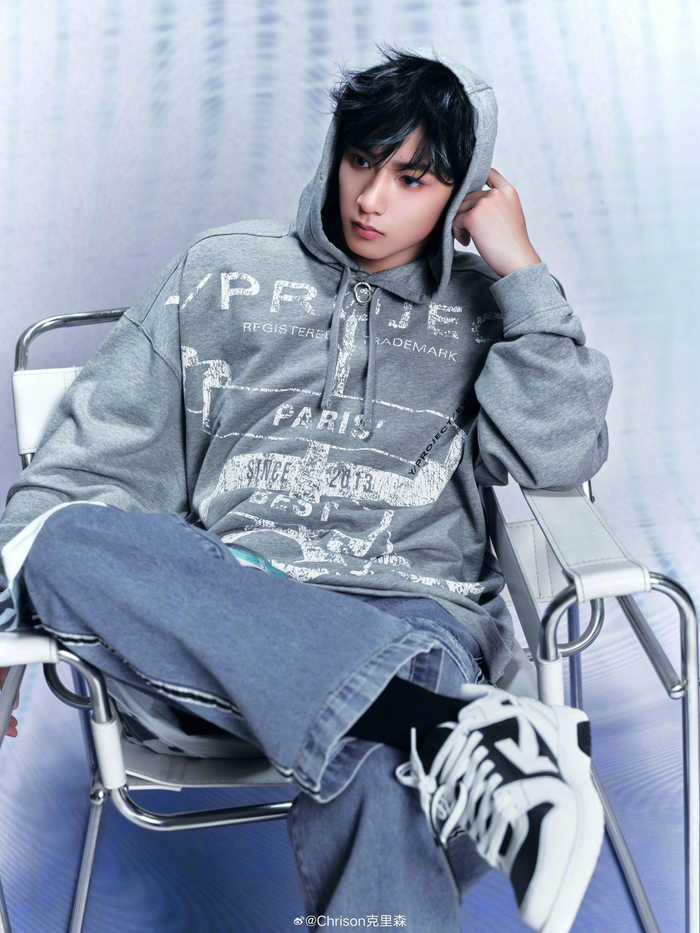 刘耀文┊ 卫衣搭配牛仔裤的简约造型,用tiffany 珠宝点缀