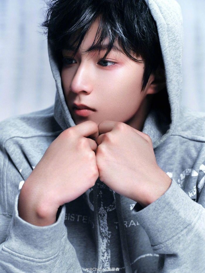 刘耀文┊ 卫衣搭配牛仔裤的简约造型,用tiffany 珠宝点缀