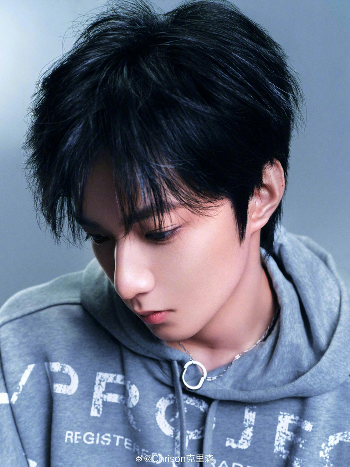 刘耀文┊ 卫衣搭配牛仔裤的简约造型,用tiffany 珠宝点缀