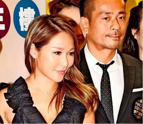 分手后没隔多久,便和洗米华相爱,对于被包养传闻,mandy公开否认,但