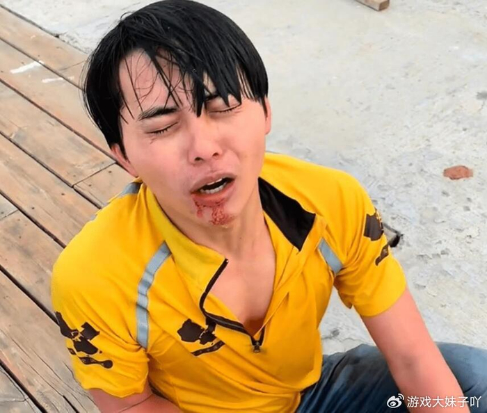 而现在的范小勤就变成了一位没文化,三观不正的小孩,各种表情包被网友