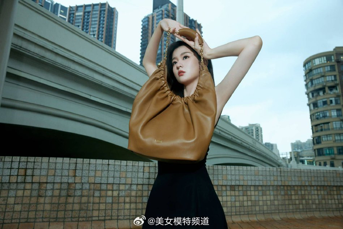 乔欣穿黑色吊带裙皮肤白皙怼脸镜头清冷复古感拉满