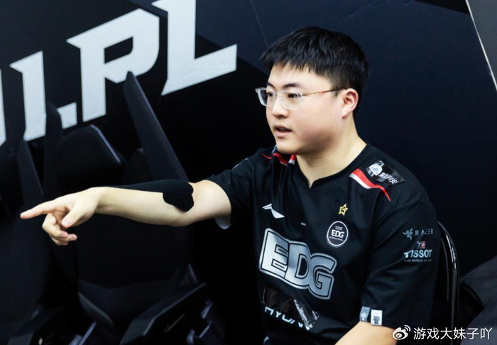 当时mlxg的原话是:小狗为了能去edg打职业,没要工资
