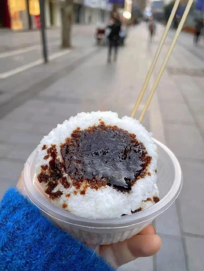 宜昌常见的街头小吃,原料为大米粉和红糖.