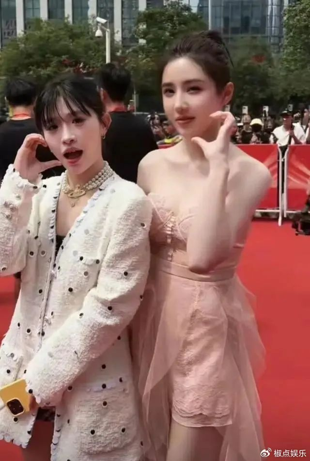 曾志伟与乔妹合影惹争议!眼神扫其胸部还伸舌头,网友直呼太过分|曾志伟|合影|乔妹_新浪新闻