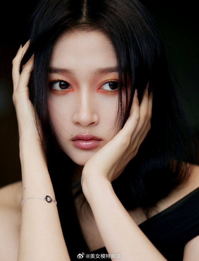 关晓彤穿渐变裹身裙勾勒完美身材蜜橘眼妆少女感满满