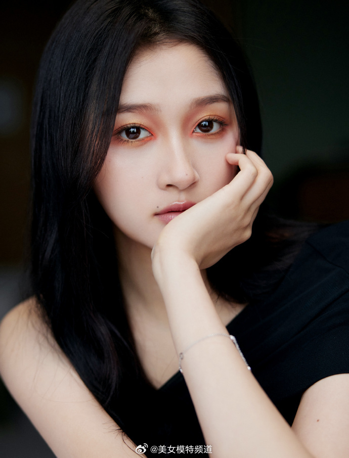 关晓彤穿渐变裹身裙勾勒完美身材蜜橘眼妆少女感满满