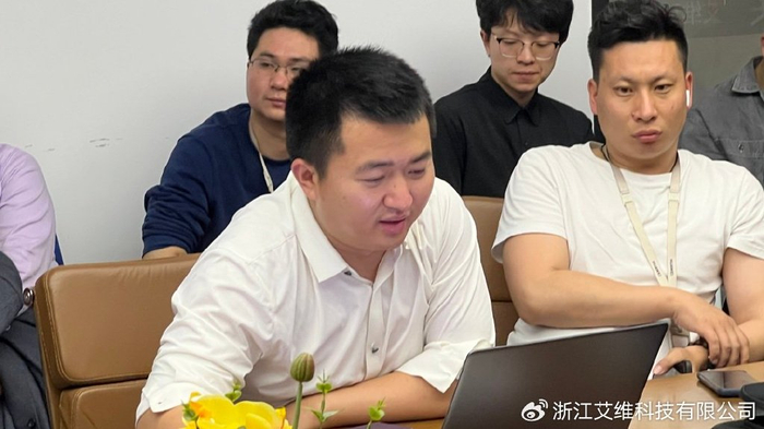 乘风而上 逐梦前行 | 艾维人的4月,迎风肆意绽放,肆意奔跑!