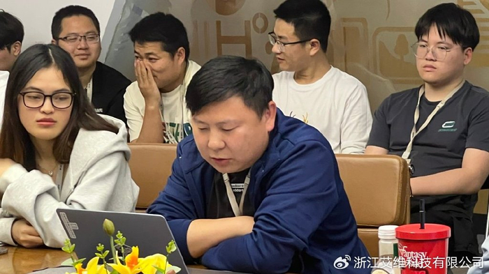 乘风而上 逐梦前行 | 艾维人的4月,迎风肆意绽放,肆意奔跑!