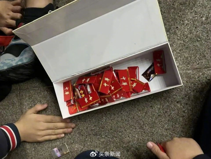 部分小学生沉迷“烟卡”:按香烟价格给卡分级,会从垃圾桶中翻找烟盒|广州市|拼多多|广东省|学校|吸烟_新浪新闻