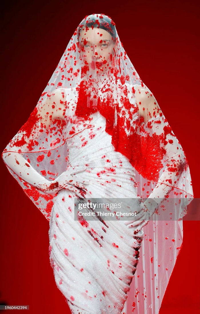 robert wun高定秀『泣血新娘』 红水晶点缀在婚纱之上