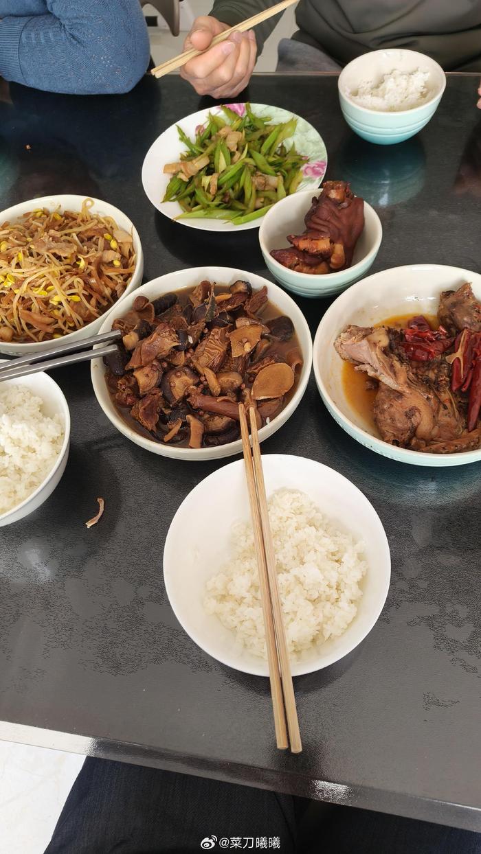 阿姨休息，公公准备午餐
