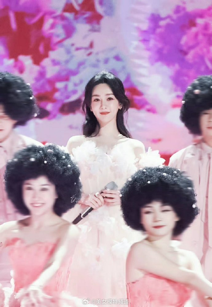 杨紫超甜粉色海洋舞台蓬松蛋糕裙洋溢少女气息笑容甜
