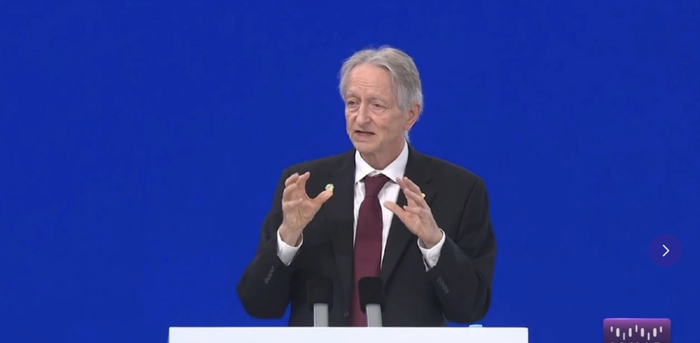 AI 教父 Hinton 中国首次演讲：人类可能就是大语言模型｜WAIC 2025__财经头条__新浪财经