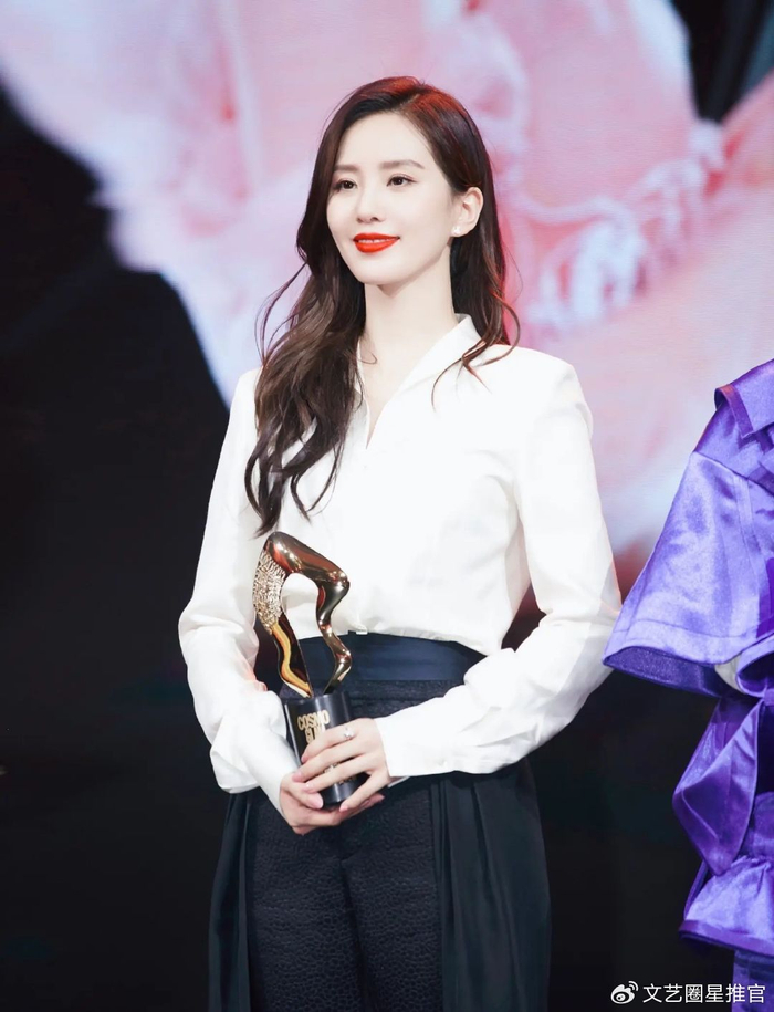 撞脸白鹿,被嘲像礼仪小姐|白鹿|刘诗诗|礼仪小姐_新浪新闻