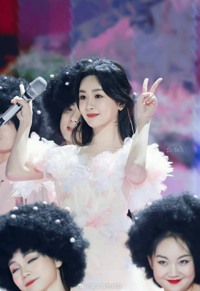 杨紫超甜粉色海洋舞台蓬松蛋糕裙洋溢少女气息笑容甜