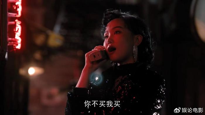 黃齡飾演的金鳳凰老闆娘,也是很浮誇,演技做作,斜眼看人,為什麼他們