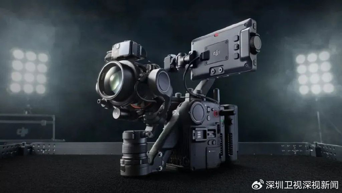该款摄影机搭载全画幅传感器,自带四轴稳定,2021 年发布 6k 版本,去年