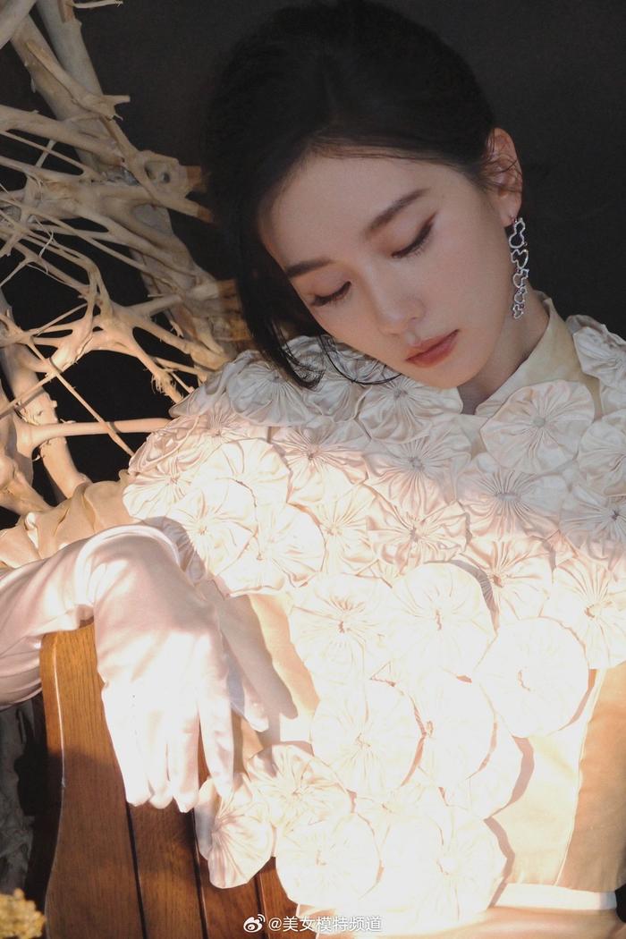 刘诗诗蕾丝裙美背状态真好