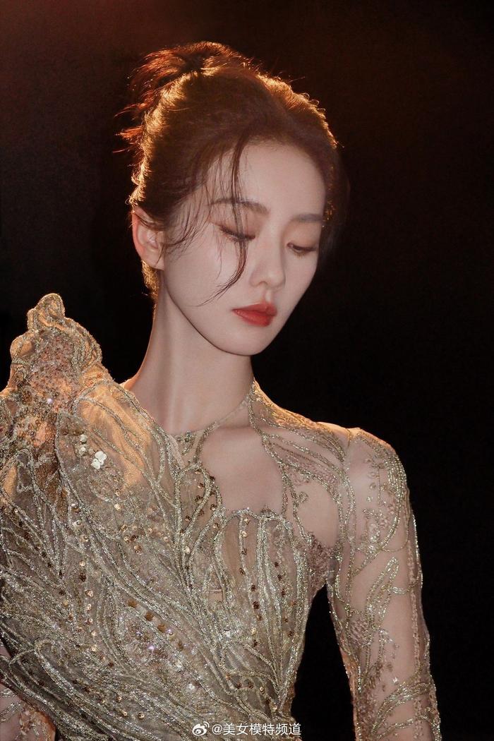 刘诗诗蕾丝裙美背状态真好