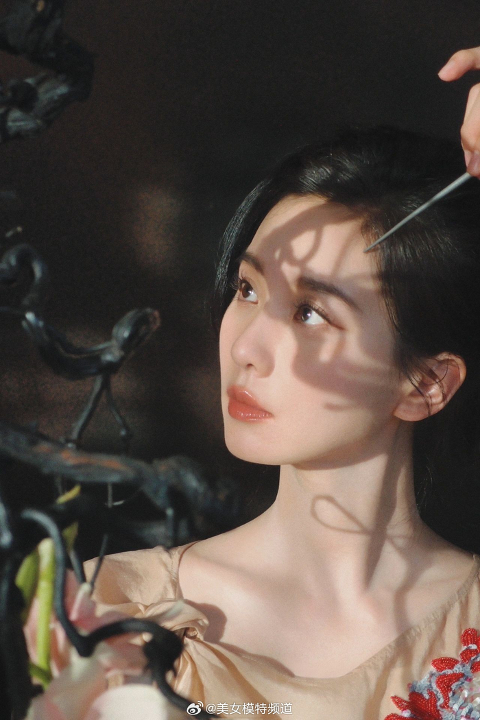 刘诗诗蕾丝裙美背状态真好