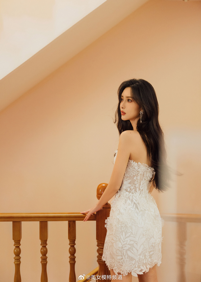 孟子义身着白色蕾丝裙清爽甜美