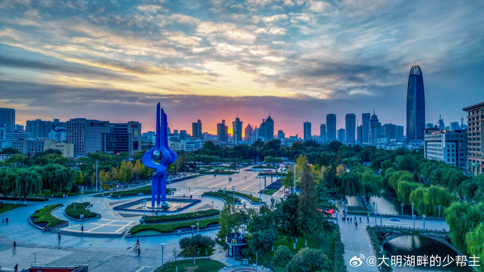 虽已立冬济南泉城广场的晚霞依旧绚丽多彩璀璨夺目