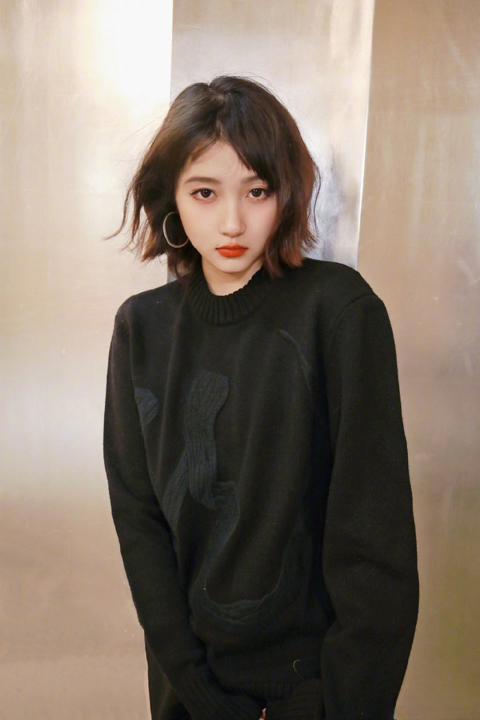 果然时尚的完成度还得靠脸!关晓彤怎么连短发都这么好看