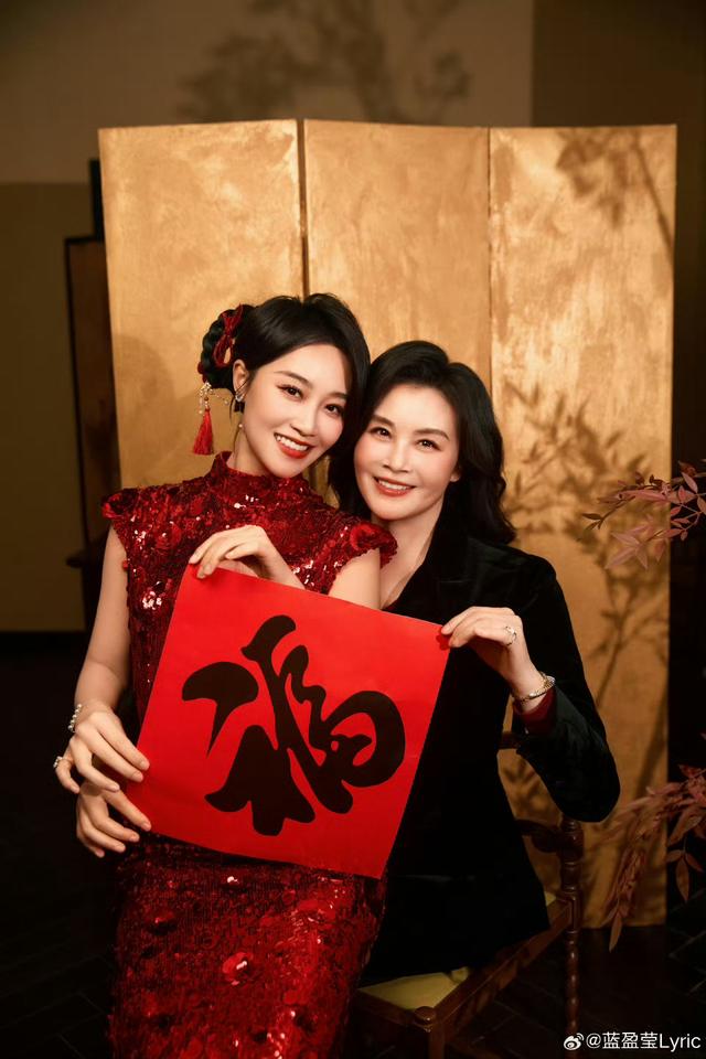 基因太强大了，好漂亮大气的两张脸，妈妈特别有气质