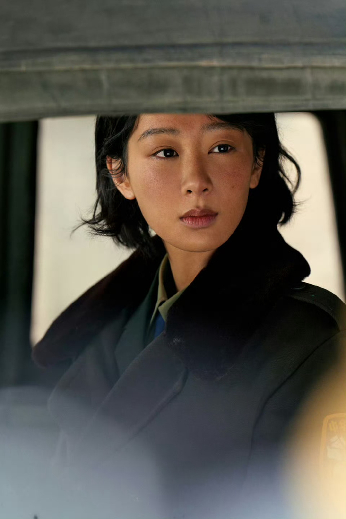 杨紫高原女警造型曝光,皮衣短发眼神坚毅