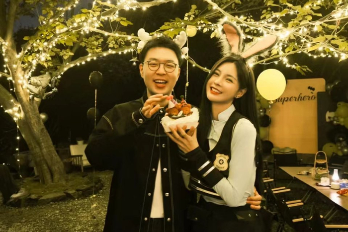 杜海涛和母亲喜提35万买国产车两人笑开花网友太孝顺了