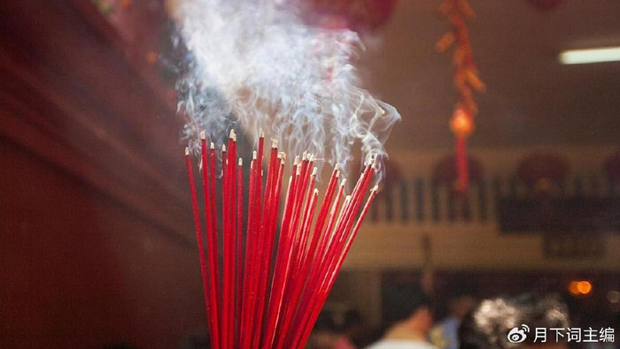 烧香拜佛时,为什么只上3根?正确上香方式,很有讲究,少有人知