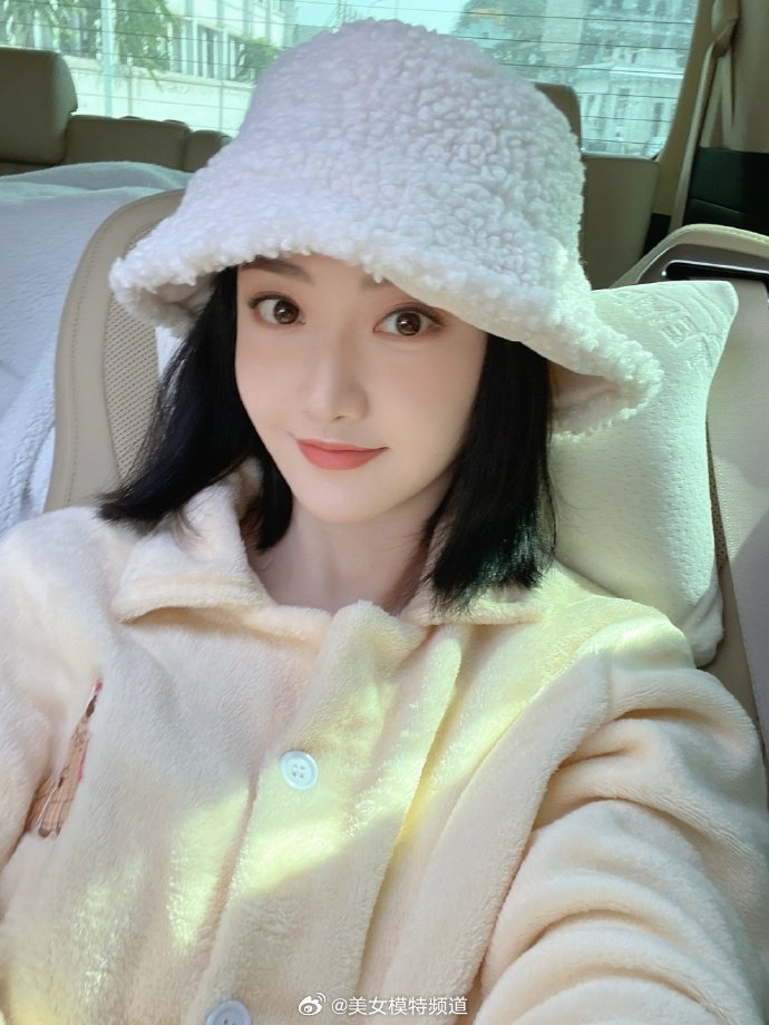 景甜车内自拍美照戴白色毛绒帽保暖不失时尚感