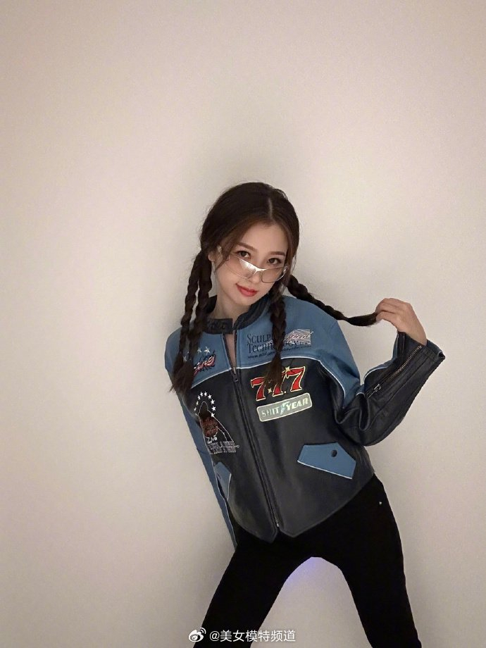 虞书欣晒赛车手服随拍双麻花辫造型又酷又甜