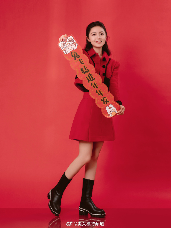 赵今麦新年写真曝光穿红衣红裙俏皮比v可爱满分