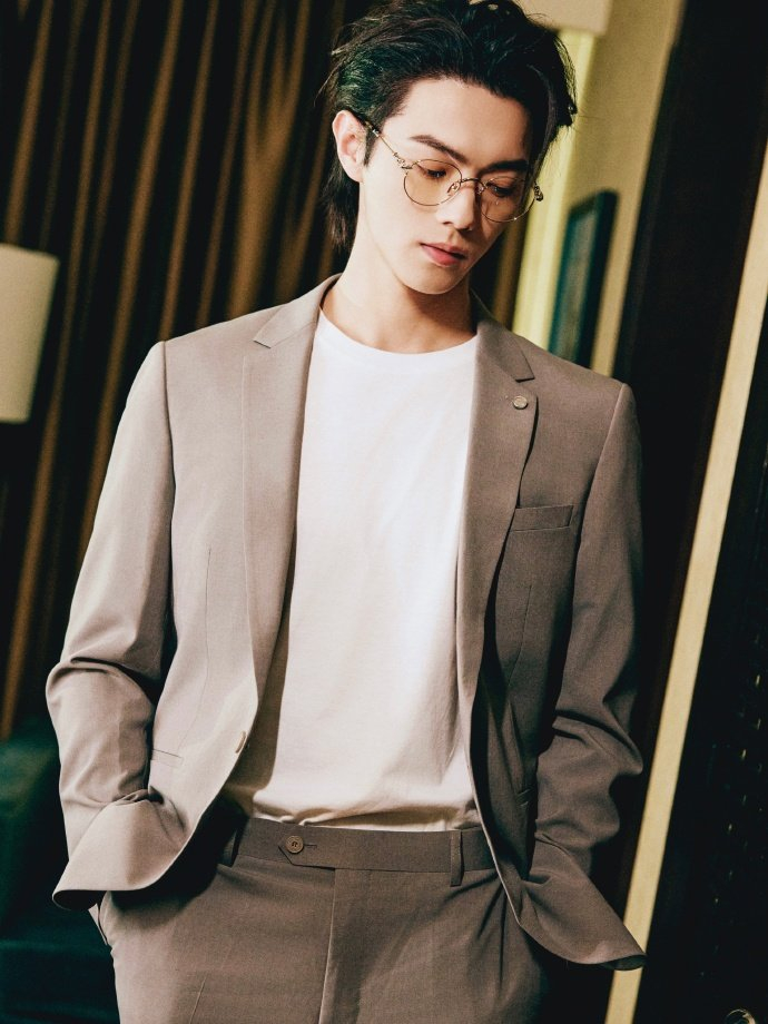 真的会被许凯这身造型帅到啊,简约灰色西装搭配上个发型!