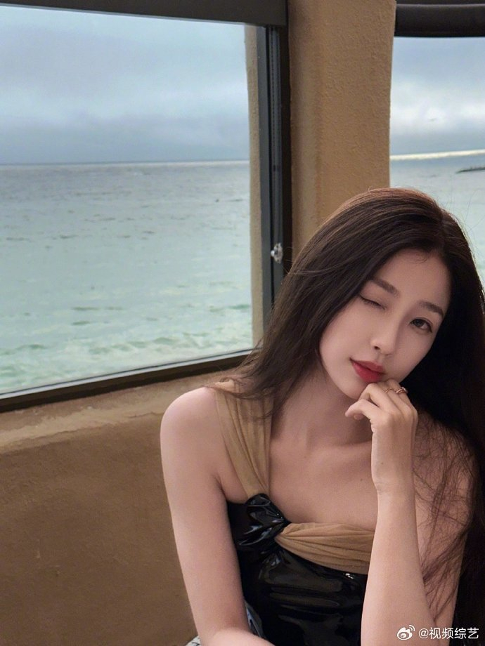 虞书欣海边随拍海边辣妹欣欣子上线啦67这一组真的是神营业神图啊