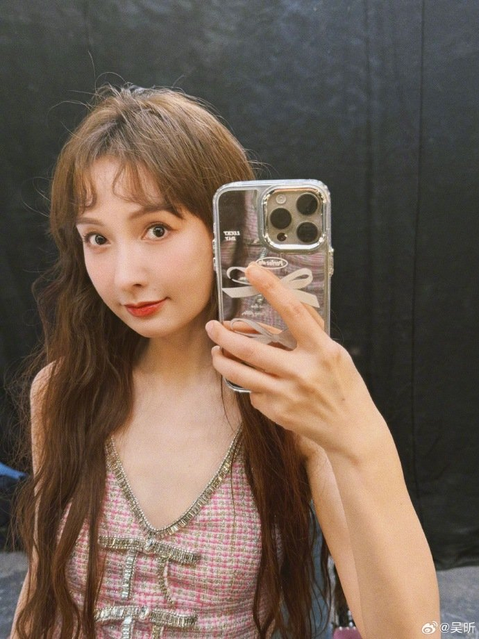 古希腊掌管对镜自拍的神@吴昕 来了 速来跟姐姐学习对镜自拍方式 不是